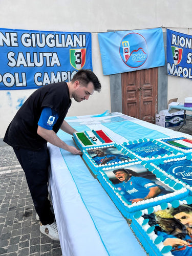 Il bakery chef Fabio Tuccillo omaggia lo scudetto del Napoli con una torta da 80 kg