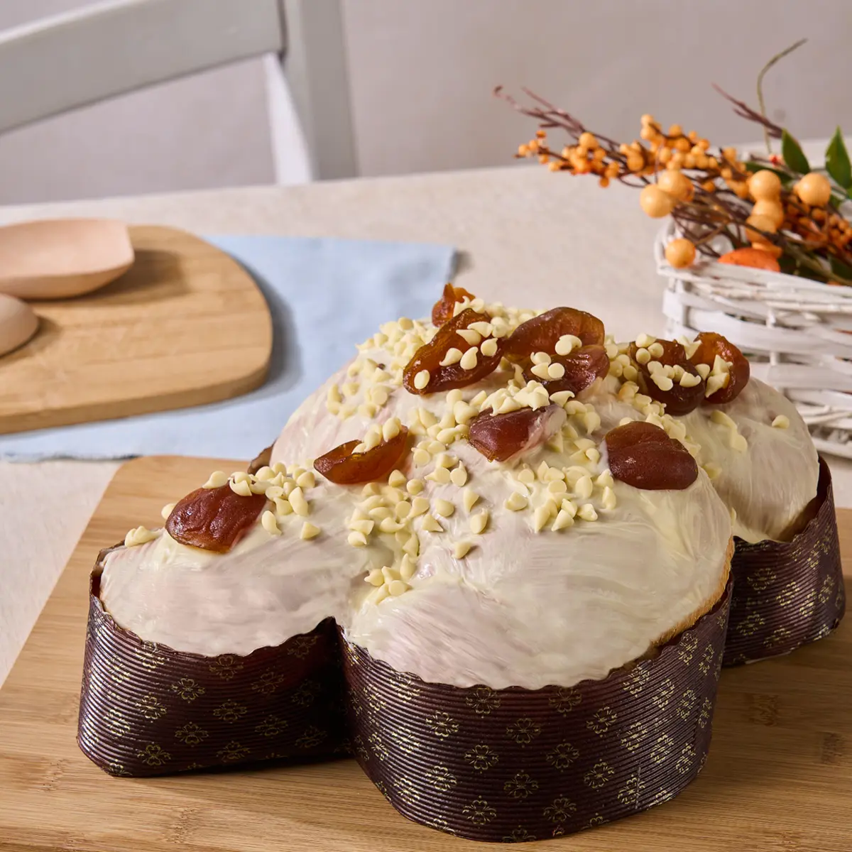 Colomba Vesuviella, pastiera del vesuvio, con albicocca pellecchiella